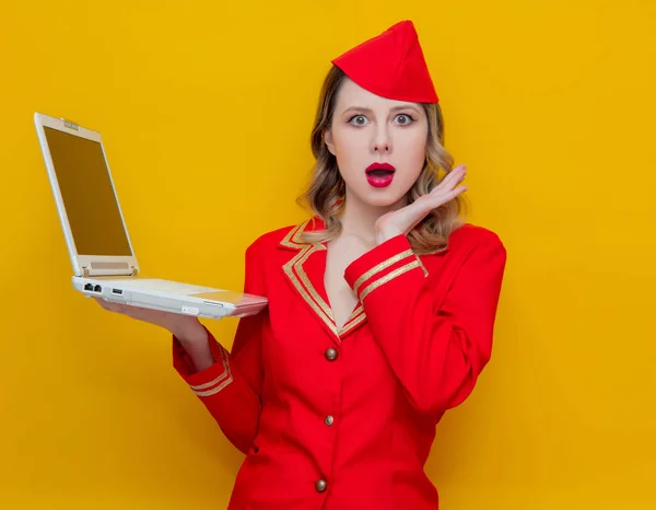 Portret Uroczy Stewardessa Vintage Ubrany Czerwony Jednolite Laptopa Białym Tle — Zdjęcie stockowe