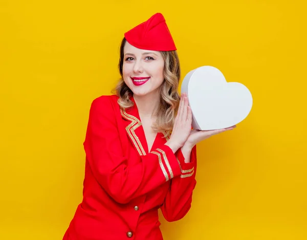Porträt Einer Charmanten Vintage Stewardess Roter Uniform Mit Herzförmiger Urlaubskiste — Stockfoto