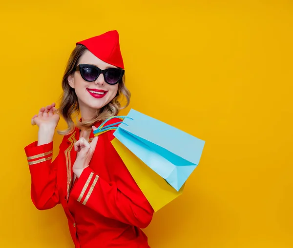 Retrato Aeromoça Vintage Encantador Vestindo Uniforme Vermelho Com Sacos Compras — Fotografia de Stock