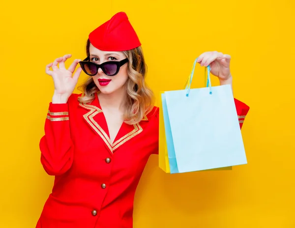 Retrato Una Encantadora Azafata Vintage Con Uniforme Rojo Bolsos Compras —  Fotos de Stock