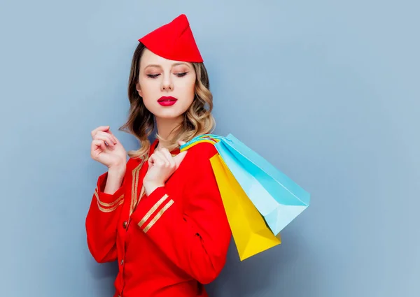 Retrato Una Encantadora Azafata Vintage Con Uniforme Rojo Bolsos Compras — Foto de Stock