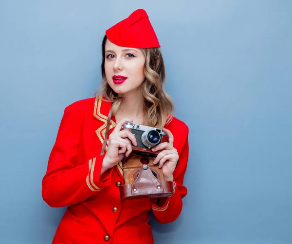 Ritratto Affascinante Hostess Vintage Uniforme Rossa Con Fotocamera Vintage Isolato — Foto Stock