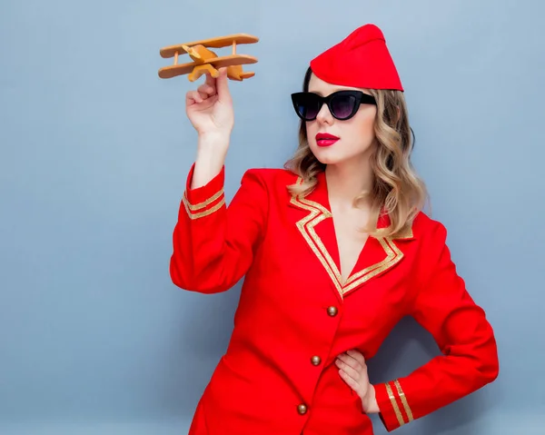 Retrato Aeromoça Vintage Encantadora Vestindo Uniforme Vermelho Com Avião Madeira — Fotografia de Stock