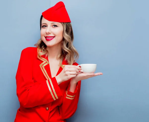 Retrato Aeromoça Vintage Encantadora Vestindo Uniforme Vermelho Com Xícara Café — Fotografia de Stock