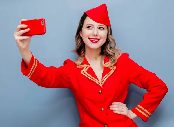 Porträt Einer Charmanten Stewardess Roter Uniform Mit Handy Isoliert Auf — Stockfoto