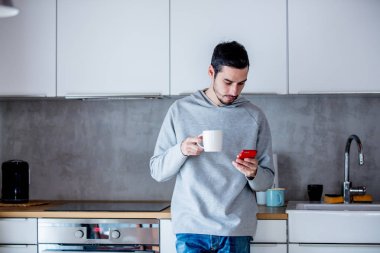 Mutfak evde kalan kahve ile genç adam