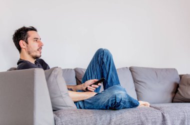 Uzaktan kumandadaki Tv izlerken sofe adamla