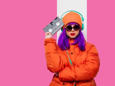 Vhs ve kulaklık ile mor saçlı kız