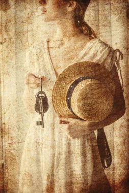 Eski anahtar bir elinde tutan kadın