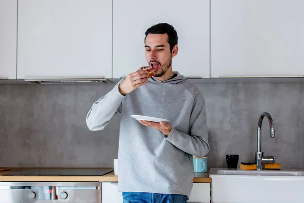 Man çörek üzerinde kahvaltı mutfak yemek — Stok fotoğraf