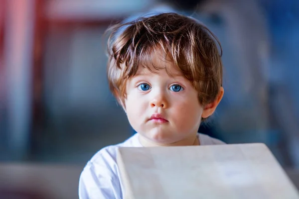 Liten toddler pojke bo på kök — Stockfoto