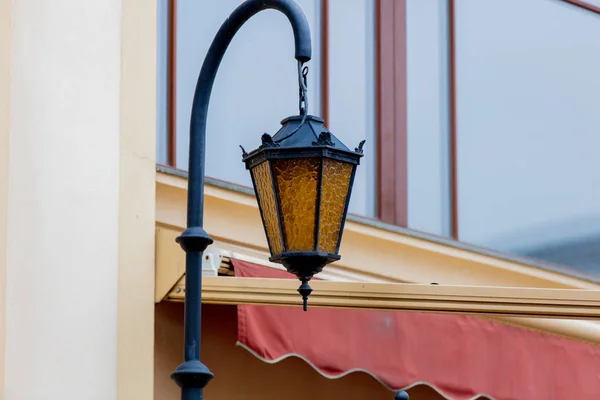 Oude metalen straat lamp in een dagtijd — Stockfoto