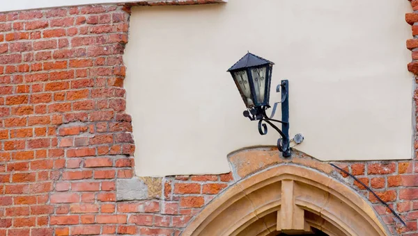 Staré kovové pouliční lampa v denní době — Stock fotografie