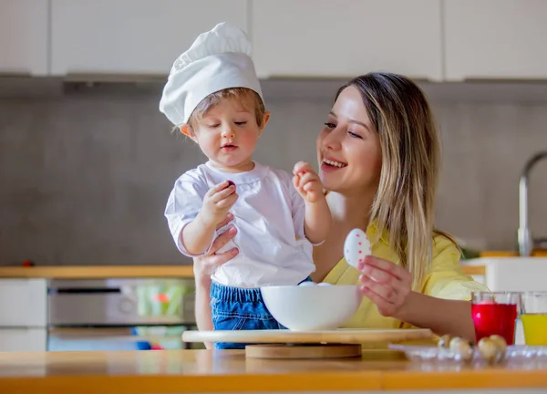 Matka Dziecko Chłopiec Jaj Malowania Wielkanoc Domu Kuchni — Zdjęcie stockowe