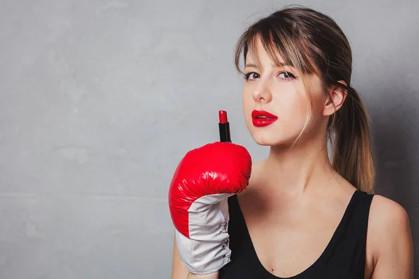 Mulher em luvas de boxe com batom vermelho nas mãos — Fotografia de Stock