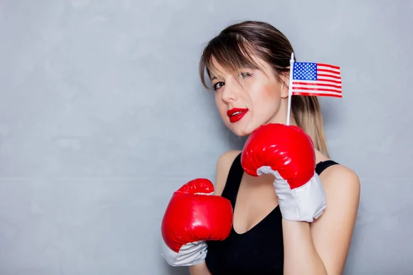 Jovem mulher em luvas de boxe com bandeira dos EUA — Fotografia de Stock