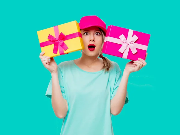 Jeune fille avec boîte cadeau de vacances — Photo