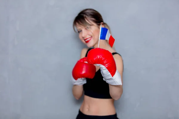 Jovem mulher em luvas de boxe com bandeira francesa — Fotografia de Stock