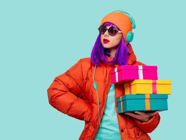 紫色头发的女孩与耳机和礼物 — 图库照片