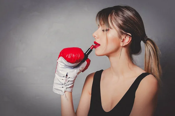Mulher em luvas de boxe com batom vermelho nas mãos — Fotografia de Stock