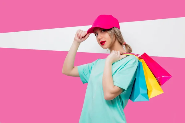 Fille en t-shirt bleu avec des sacs à provisions — Photo