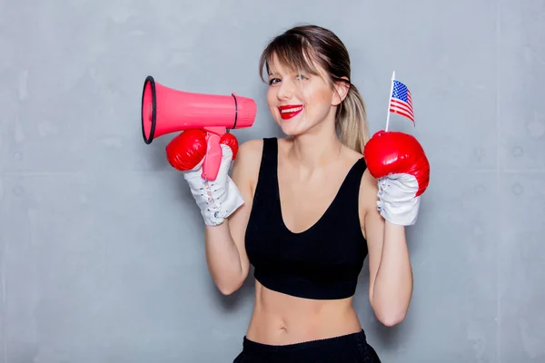 Mulher em luvas de boxe com alto-falante e bandeira dos EUA — Fotografia de Stock