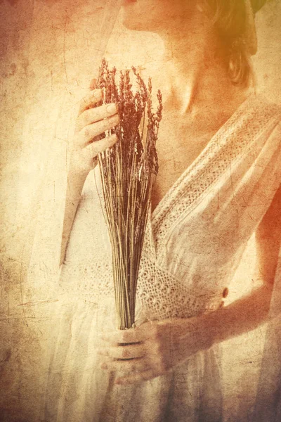 Lavanta pencere holding beyaz elbiseli kadın — Stok fotoğraf