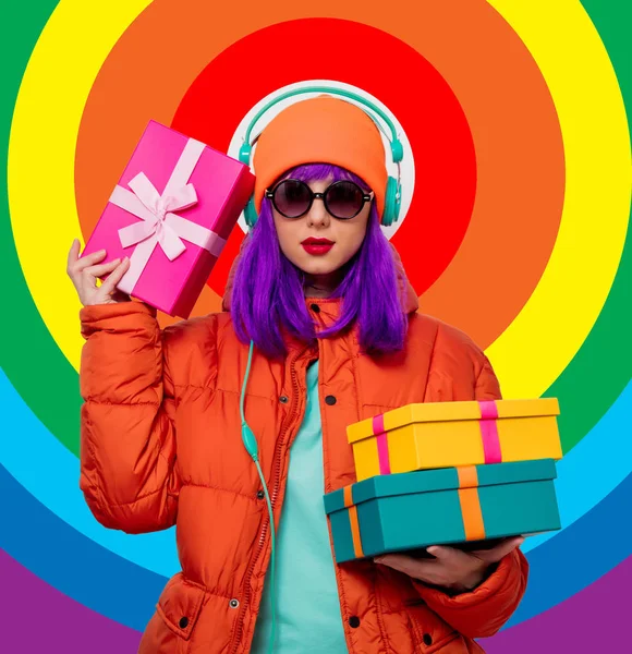 Chica con pelo morado con auriculares y regalos — Foto de Stock