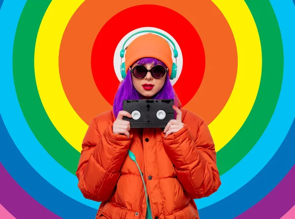 Dívka s fialovými vlasy s Vhs a sluchátka — Stock fotografie