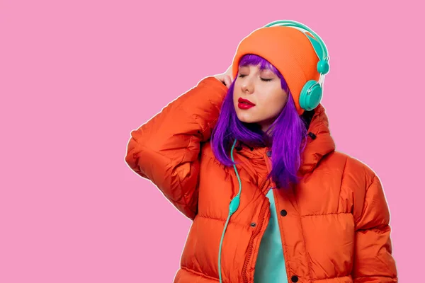 Menina com cabelo roxo na jaqueta com fones de ouvido — Fotografia de Stock