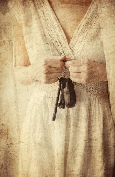 Женщина держит старый ключ в руках — стоковое фото