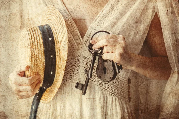Mujer sosteniendo la vieja llave en las manos — Foto de Stock