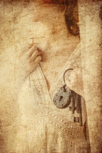 Mujer sosteniendo la vieja llave en las manos — Foto de Stock