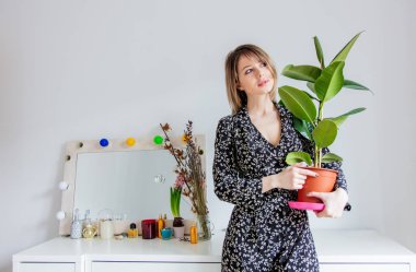 Güzel bir kadınla bir tablo kalan bitki