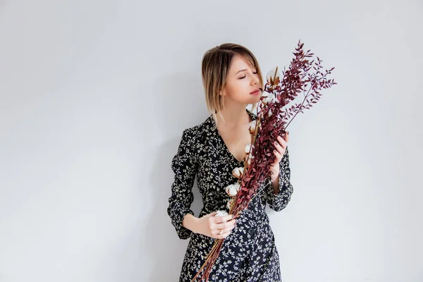 Krásná žena v moderní šaty s bavlnou větev — Stock fotografie