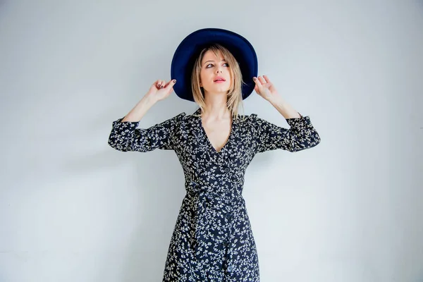 Beautiful woman in trendy dress and hat — Stock Photo, Image