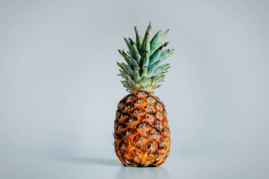 Tabloda gri arka plan üzerinde fesh ananas.