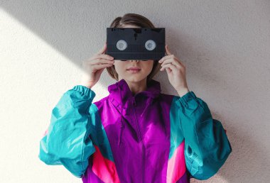 90'lı yılların genç kadın stil Vhs kaset tutan giysiler 