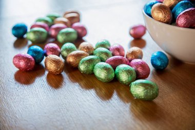 Paskalya yumurtaları ahşap bir masa üzerinde plaka