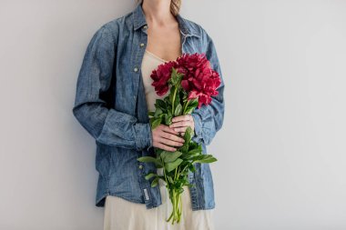 Peonies buket beyaz arka plan üzerinde tutan eller