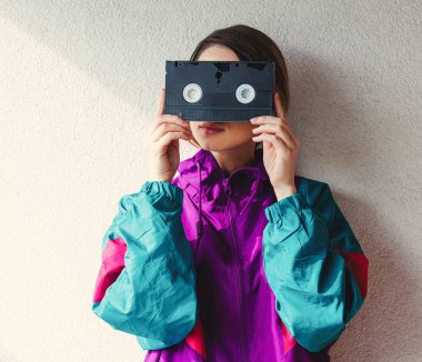90'lı yılların genç kadın stil Vhs kaset tutan giysiler 