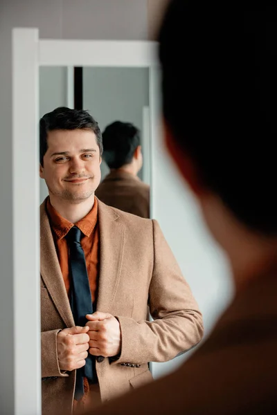 Candid view on young man dressing up — Stock Photo, Image