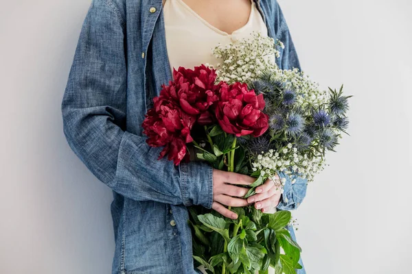 女性両手で牡丹、エリンギウムとカスミソウの花束 — ストック写真