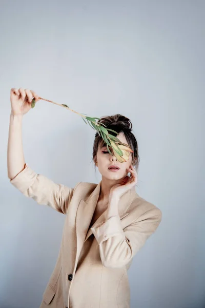 Mujer joven con ramo de Leucadendron —  Fotos de Stock