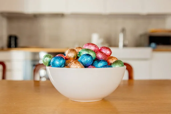 Huevos de Pascua en plato sobre una mesa de madera en la cocina —  Fotos de Stock