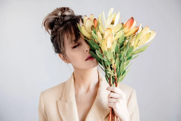 Giovane donna con bouquet di Leucadendron — Foto Stock