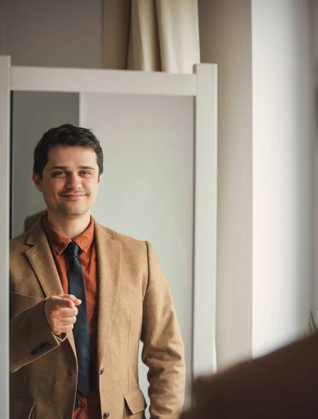 Candid view on young man dressing up — Stock Photo, Image