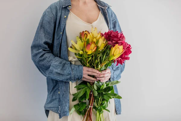 女性両手で牡丹とカユプテの花束 — ストック写真