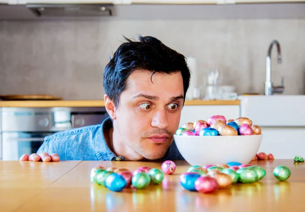 Funny man with Easter eggs — Stock Photo, Image