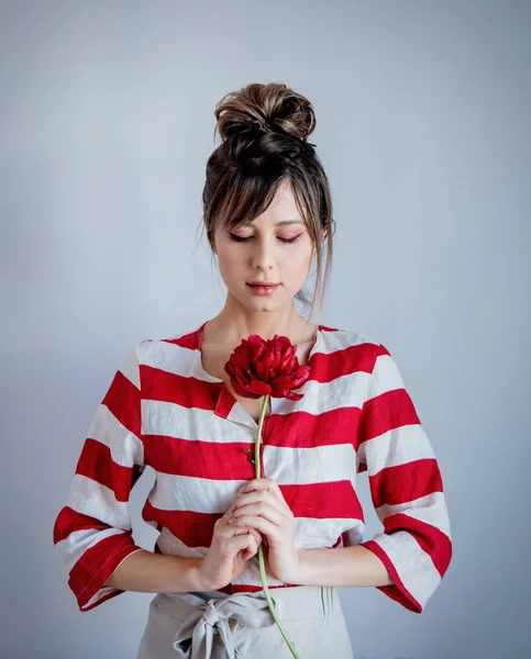 Donna in camicia a righe foro peonia rossa — Foto Stock